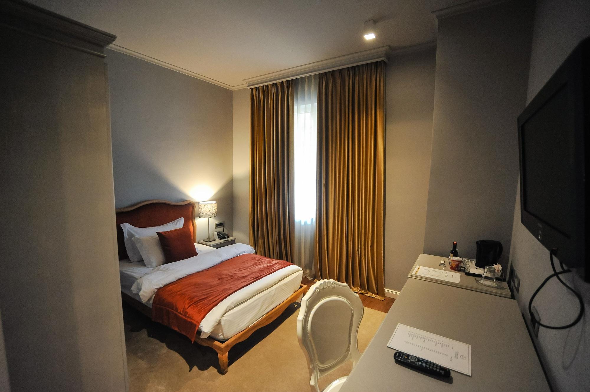 Classic Hotel Tirana Extérieur photo
